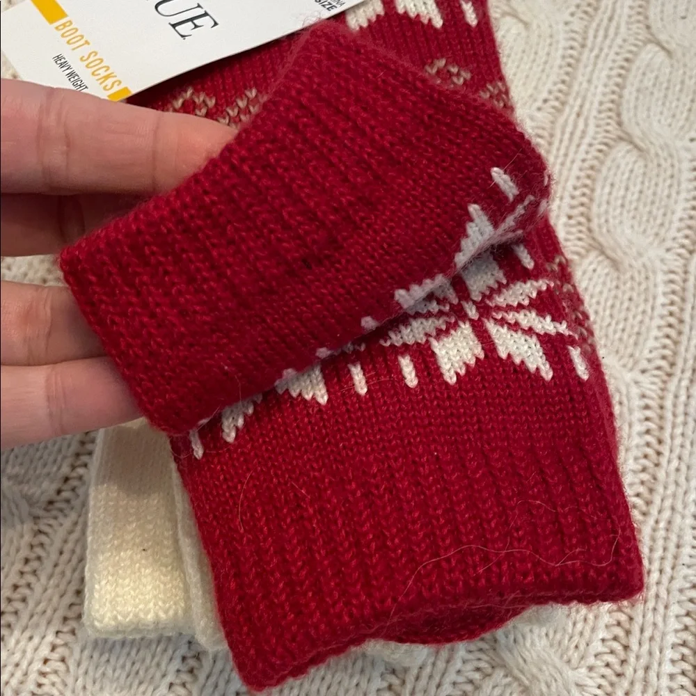 NWT Hue Women’s socks 2 pack-1 cream/1 red w/ snowflakes soft warm heavy weight